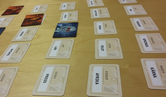 Bild: Karten mit Begriffen in verschiedenen Sprachen