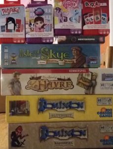 Bild: mehrere Spieleschachteln übereinander gestapelt