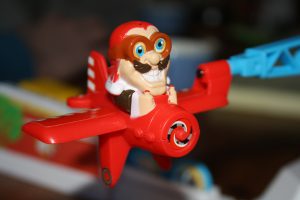 Bild: Spielfigur Onkel Tukka im roten Flugzeug sitzend