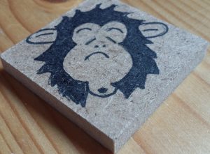 Bild: Affe auf Plättchen abgebildet