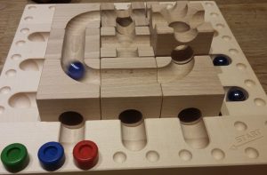 Bild: Holzbahn mit Murmeln