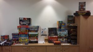 Bild: aufgestapelte Schachteln mit diversen Spielen