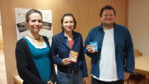 Bild: 3 Personen mit Spielschachteln in der Hand