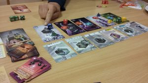 Bild: Spielkarten, Würfel und Spielsteine