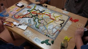 Bild: Spielplan und Spielmaterial