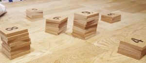 Bild: Holzplättchen mit Zahlen übereinander gestapelt