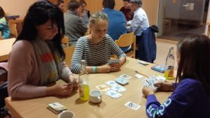 Bild: mehrere Spieler sitzen an verschiedenen Tischen