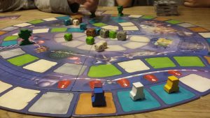 Bild: Spielfeld mit Spielmaterial