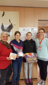 Bild: Gewinner mit ihren Preisen sowie Vorstand Petra Fuchs