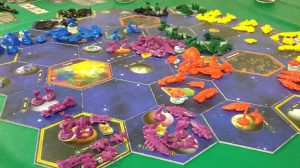 Bild: Spielplan mit buntem Spielmaterial