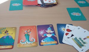 Bild: bunte Spielkartenn liegen auf einem Tisch