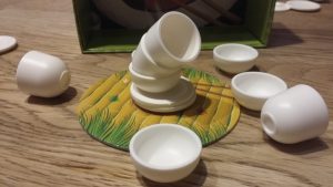 Bild: Spielmaterial gestapelte und umgefallene Tellerchen