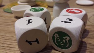 Bild: Spielwürfel mit Pandagesichtern und Zahlen