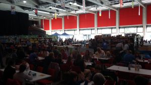 Bild: Halle mit zahlreichen Spielern an Tischen sitzend