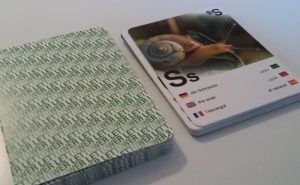 Bild: Stapel verdeckte Spielkarten und eine aufgedeckte Karte