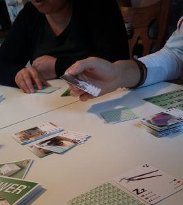 Bild: Aufnahme beim gemeinsamen Spiel mit Spielmaterial