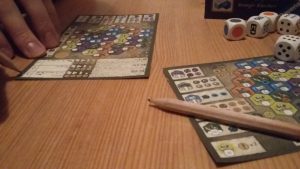 Bild: Spielmaterial mit Karten und Würfeln