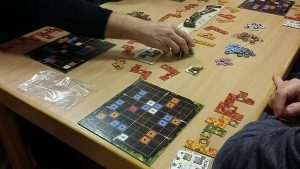 Bild: Spielplan mit Spielmaterial
