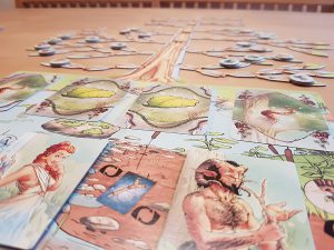 Bild: Spielmaterial Baum und Karten mit Waldgeistern