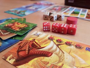 Bild: Spielmaterial, bestehend aus Kärtchen und Würfeln