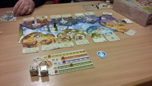 Bild: Spielmaterial auf einem Tisch liegend