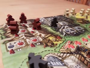 Bild: Spielfeld mit stehenden und liegenden Spielfiguren