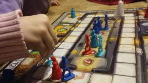 Bild: Spielmaterial mit Spielfeldern und Spielfiguren