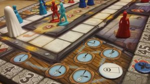 Bild: verschiendene Spielmaterialien auf Spielfeldern platziert