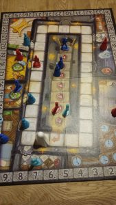 Bild: Spielmaterial auf Tisch ausgebreitet, von oben betrachtet