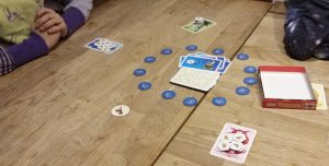 Bild: Spielmaterial - Karten und Spielechips