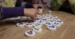 Bild: viele bunte Spielscheiben auf Tisch liegend