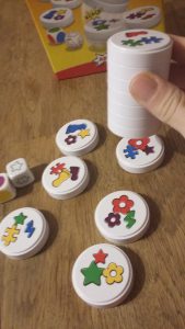 Bild: bunte Spielscheiben, zum Teil übereinander gestapelt