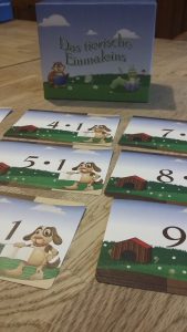 Bild: Spielkärtchen mit aufgedruckten Zahlen und Rechenaufgaben