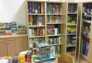 Bild: Regale gefüllt mit Spieleschachteln