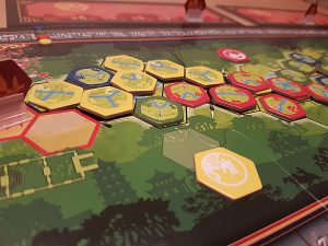 Bild: Spielfeld mit bunten Sechseck-Plättchen