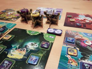 Bild: Spielplan mit Spielmaterial