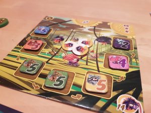 Bild: Spielfeld mit Spielkärtchen