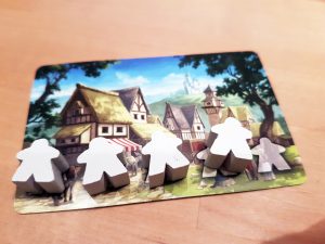 Bild: Karte mit Holzfiguren