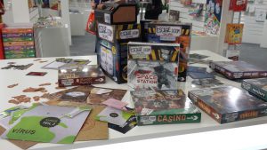 Bild: unterschiedliche Spiele werden an einem Tisch präsentiert