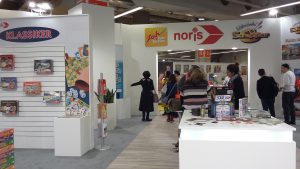 Bild: Besucher stehen am Noris-Stand