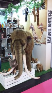 Bild: Präsentation Living Nature mit großen und kleineren Tierfiguren