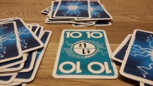 Bild: 1 aufgedeckte und 3 Stapeln verdeckte Spielkarten