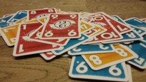 Bild: Spielkarten mit Zahlen, bunt durcheinander auf Tisch liegend