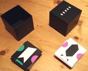 Bild: Spielschachteln und Spielkärtchen, in doppelter Ausführung