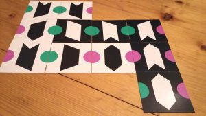 Bild: Spielkärtchen auf dem Tisch ausgelegt