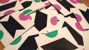 Bild: Spielkärtchen durcheinandere auf Tisch liegend