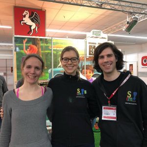 Bild: Petra und zwei weitere Personen in einer Halle