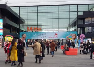 Bild: Menschenmenge vor einer Messehalle