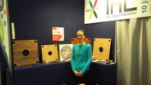 Bild: Petra vor einer Spiel-Präsentation