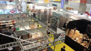 Bild: Aufnahme in der Halle von oben